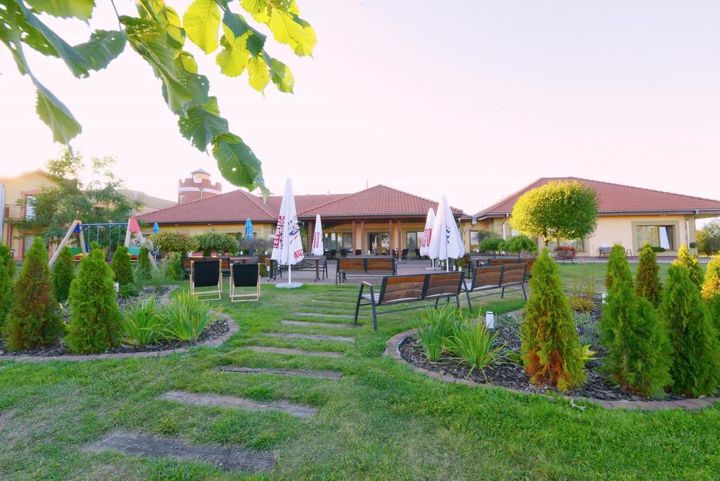 Hotel Daglezja Nad Jeziorem Kornickim Kornik Ngoại thất bức ảnh