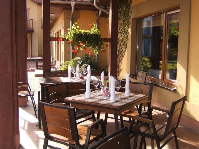 Hotel Daglezja Nad Jeziorem Kornickim Kornik Ngoại thất bức ảnh