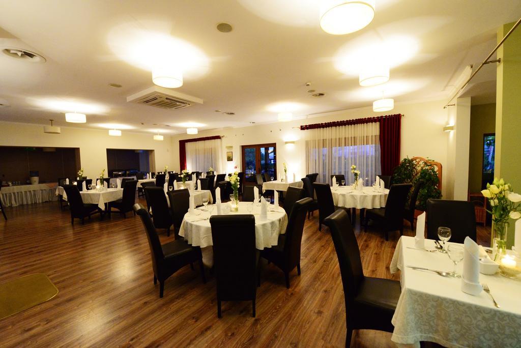 Hotel Daglezja Nad Jeziorem Kornickim Kornik Ngoại thất bức ảnh