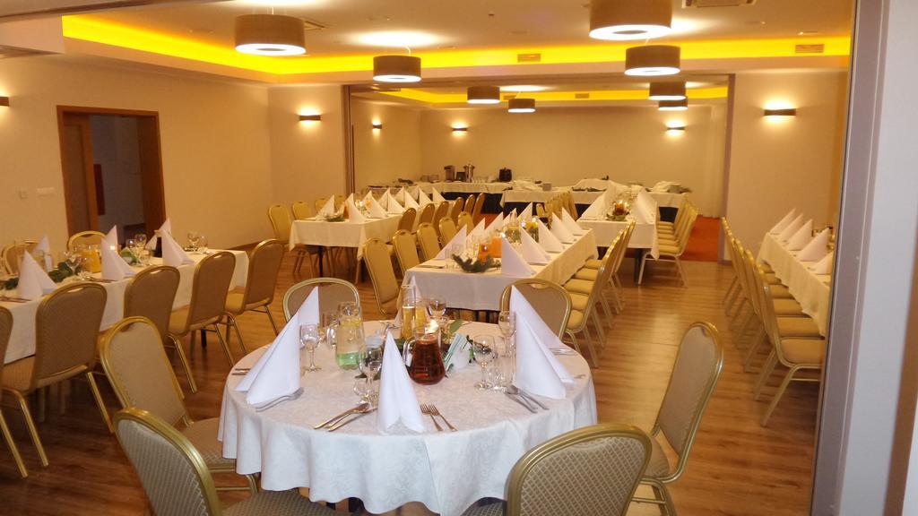 Hotel Daglezja Nad Jeziorem Kornickim Kornik Ngoại thất bức ảnh