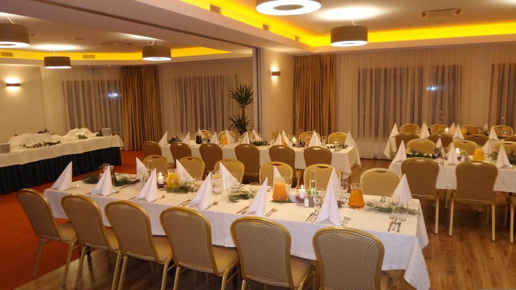 Hotel Daglezja Nad Jeziorem Kornickim Kornik Ngoại thất bức ảnh