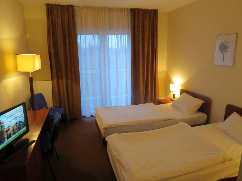 Hotel Daglezja Nad Jeziorem Kornickim Kornik Ngoại thất bức ảnh