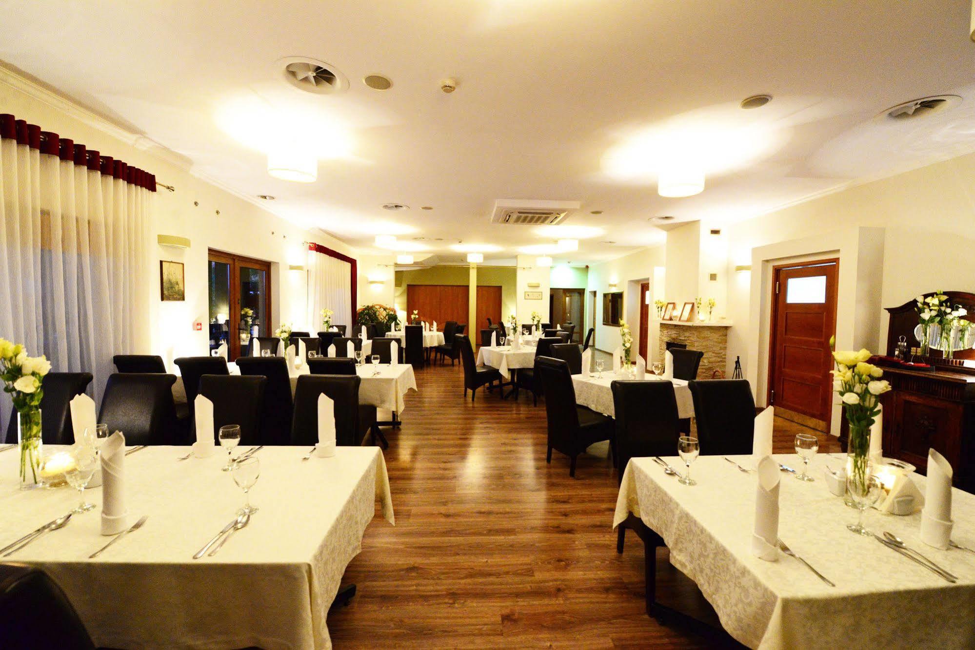 Hotel Daglezja Nad Jeziorem Kornickim Kornik Ngoại thất bức ảnh