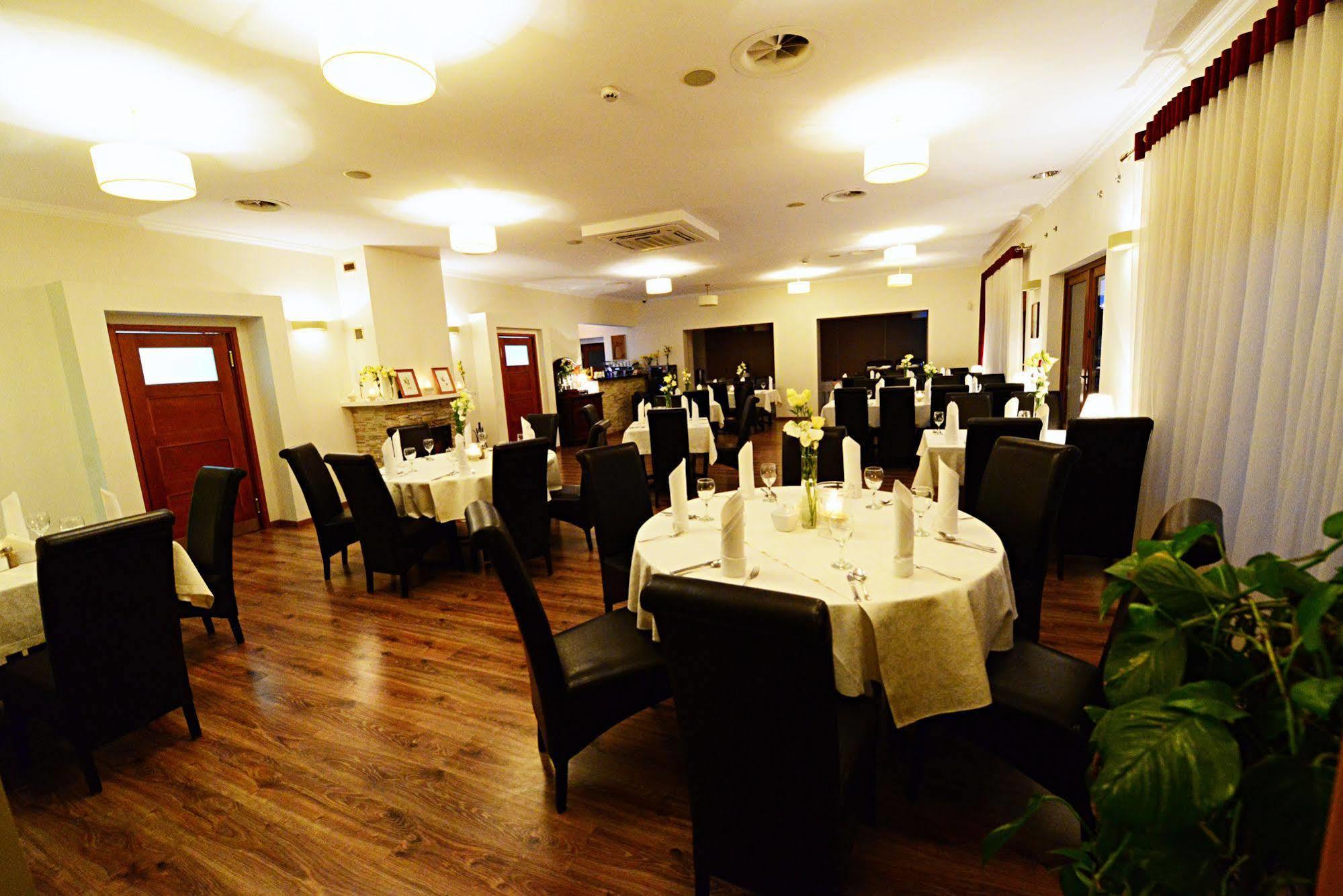 Hotel Daglezja Nad Jeziorem Kornickim Kornik Ngoại thất bức ảnh