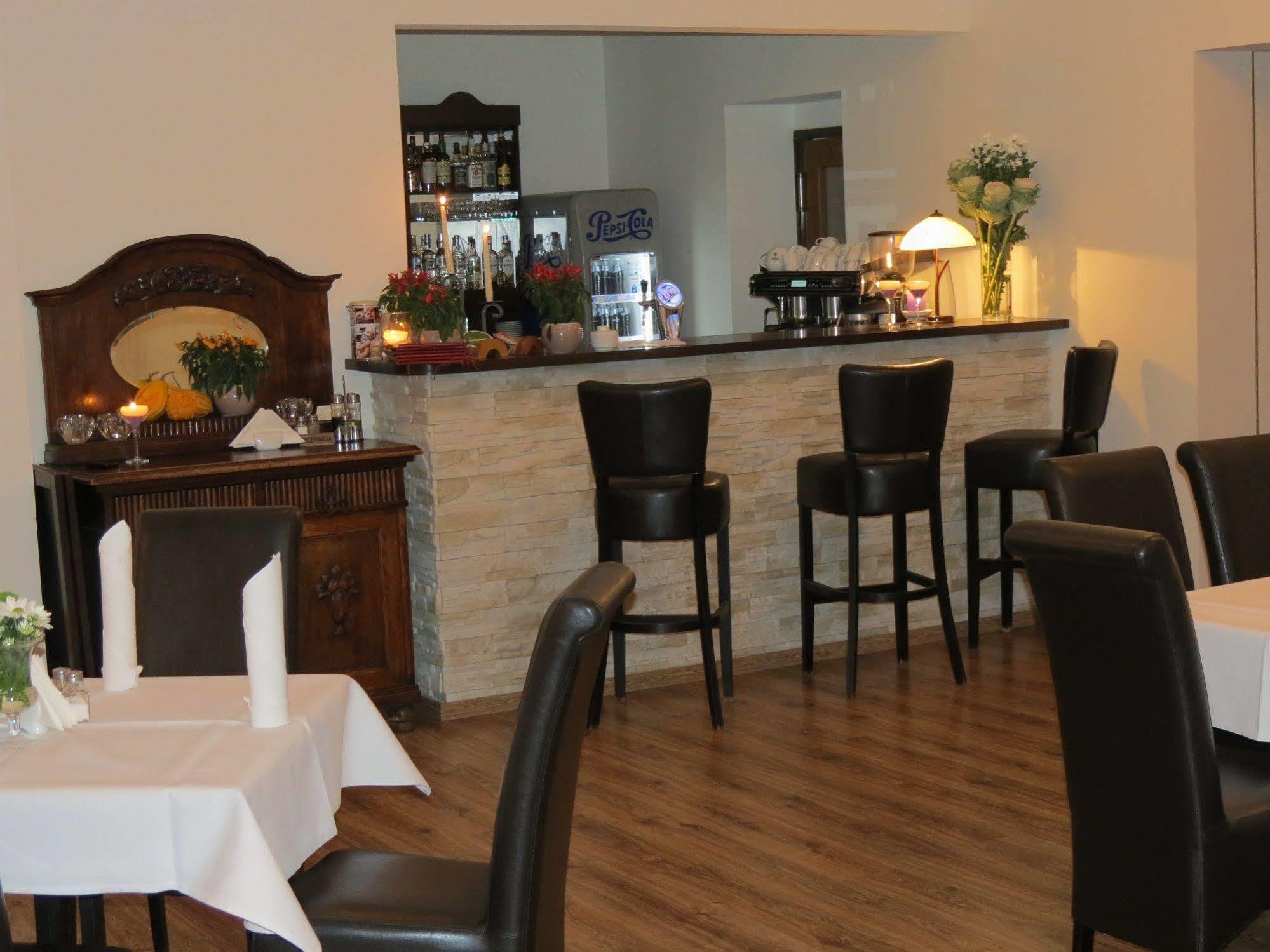 Hotel Daglezja Nad Jeziorem Kornickim Kornik Ngoại thất bức ảnh