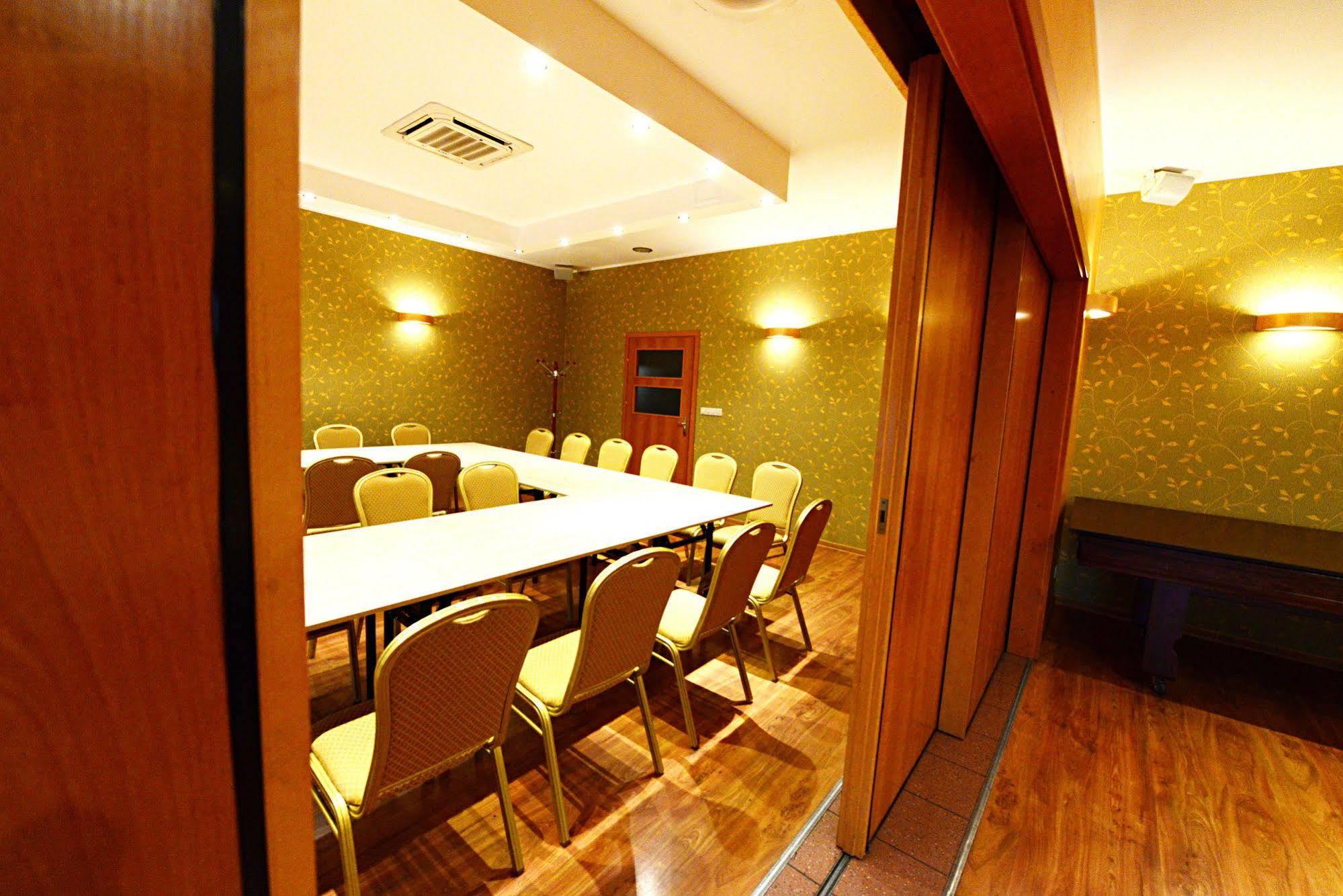 Hotel Daglezja Nad Jeziorem Kornickim Kornik Ngoại thất bức ảnh