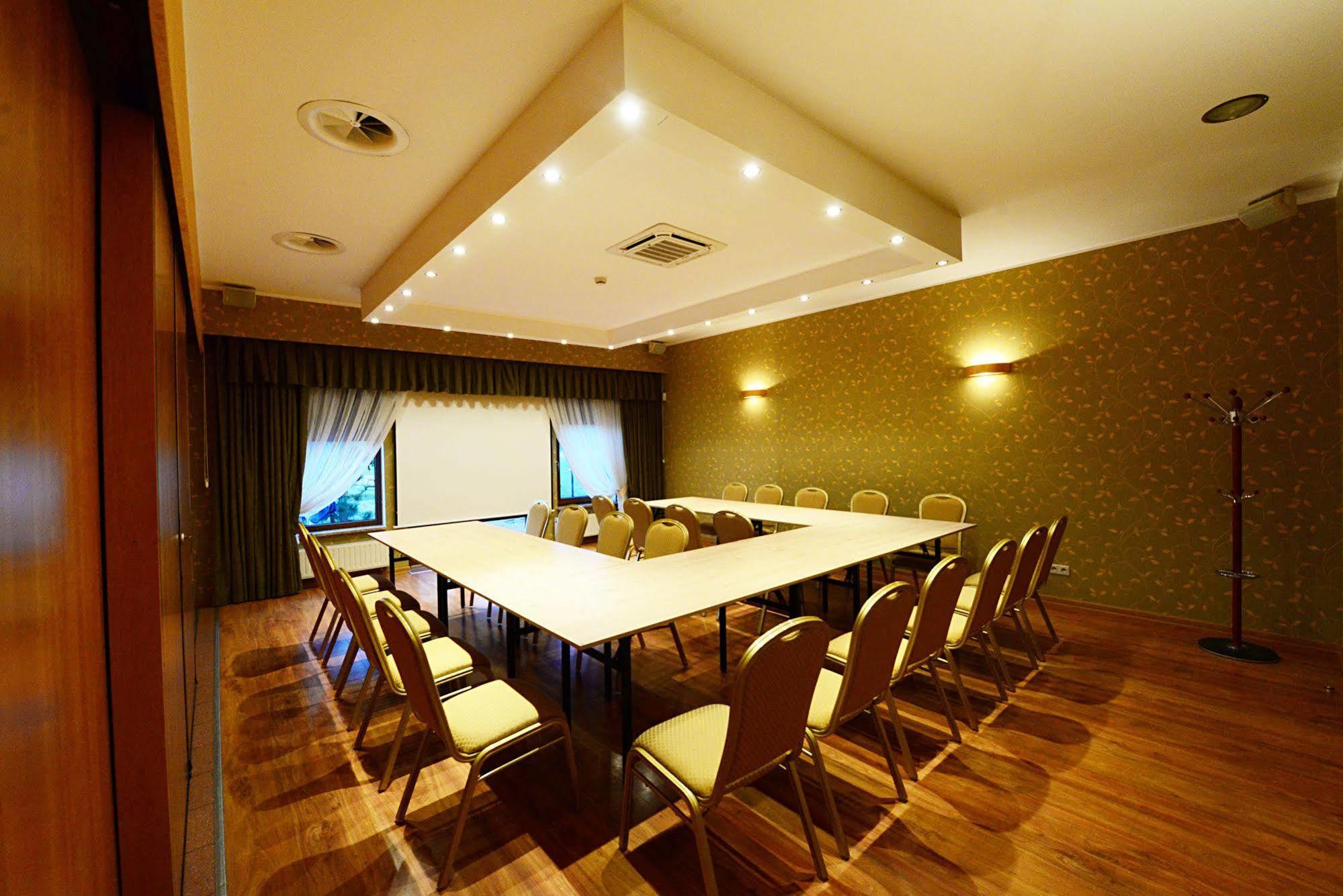 Hotel Daglezja Nad Jeziorem Kornickim Kornik Ngoại thất bức ảnh