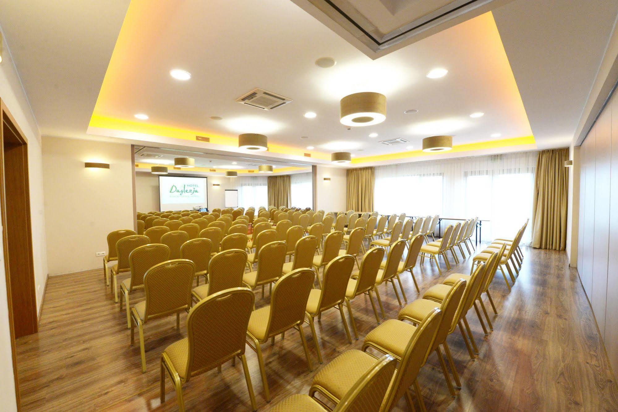 Hotel Daglezja Nad Jeziorem Kornickim Kornik Ngoại thất bức ảnh