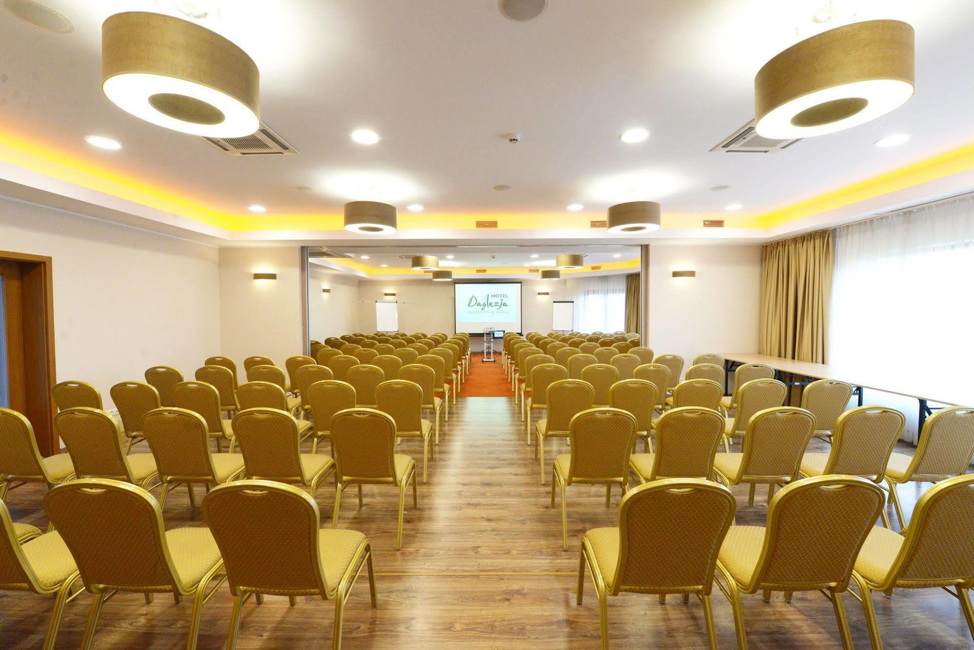 Hotel Daglezja Nad Jeziorem Kornickim Kornik Ngoại thất bức ảnh