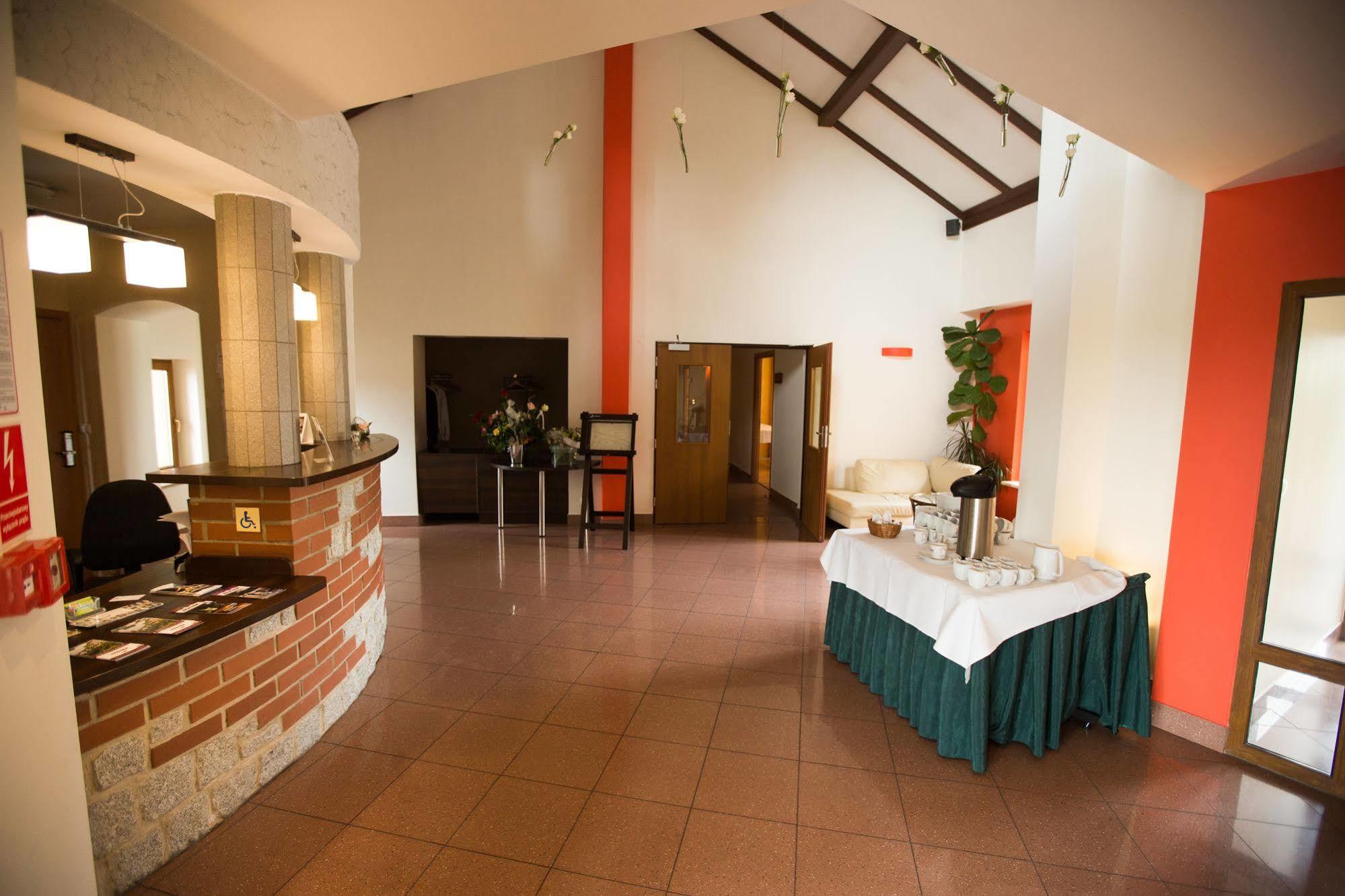 Hotel Daglezja Nad Jeziorem Kornickim Kornik Ngoại thất bức ảnh