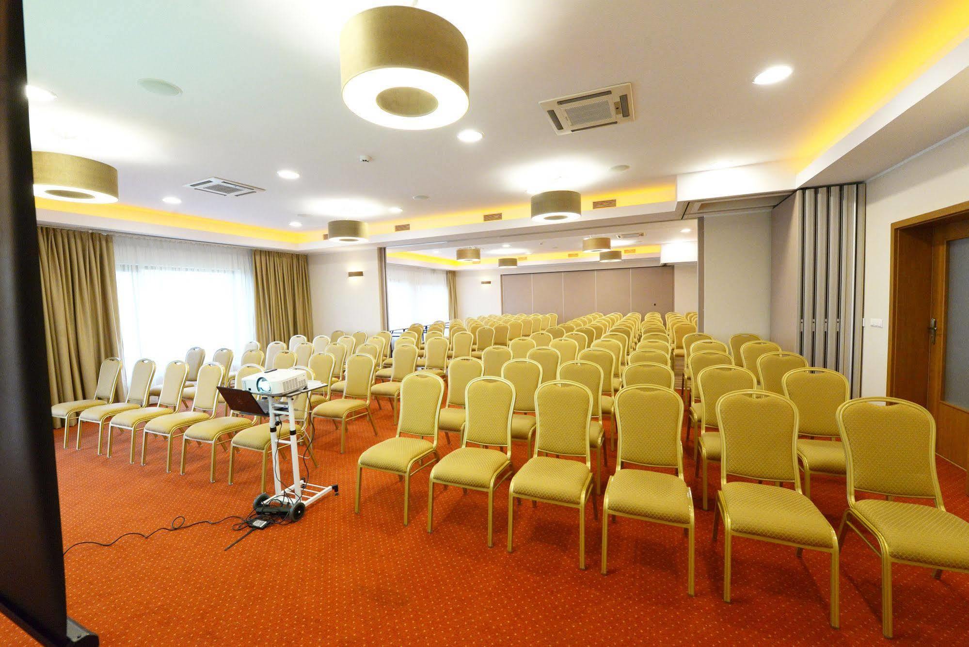 Hotel Daglezja Nad Jeziorem Kornickim Kornik Ngoại thất bức ảnh
